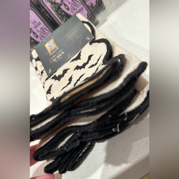 Cynthia Rowley dinner table napkins - Picture 3 of 10